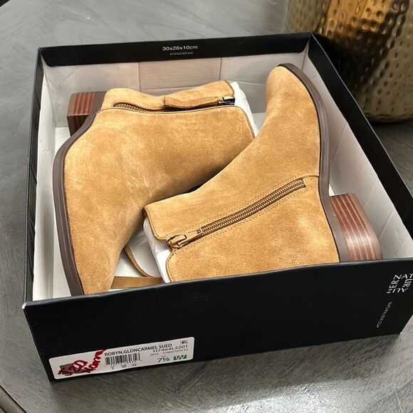 Naturalizer Robyn Golden Caramel Suede (Wide) - Picture 2 of 12